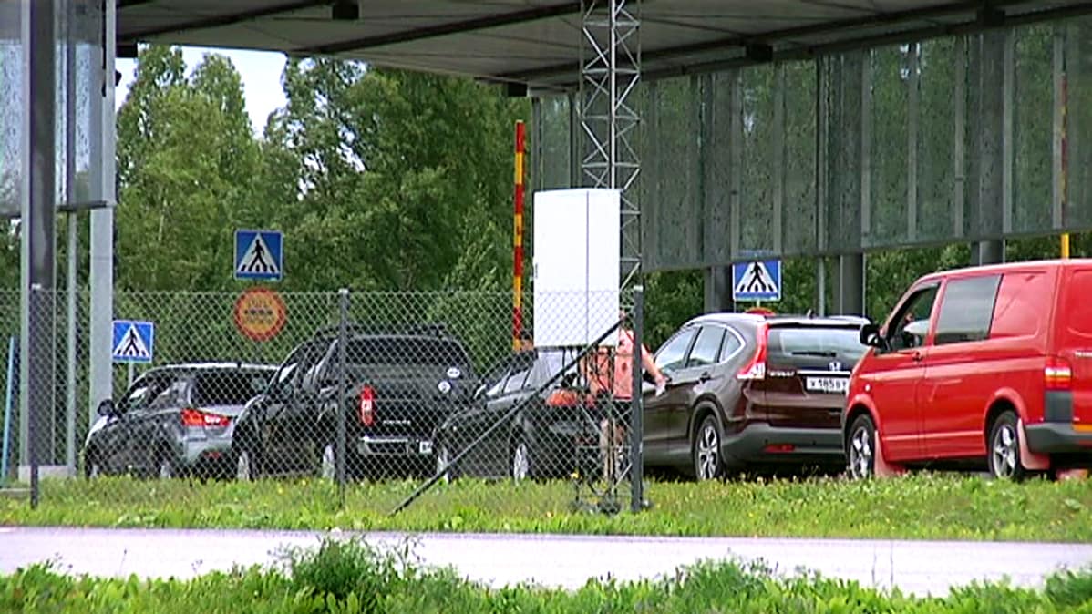 Autoja jonottaa Nuijamaan tulliin.