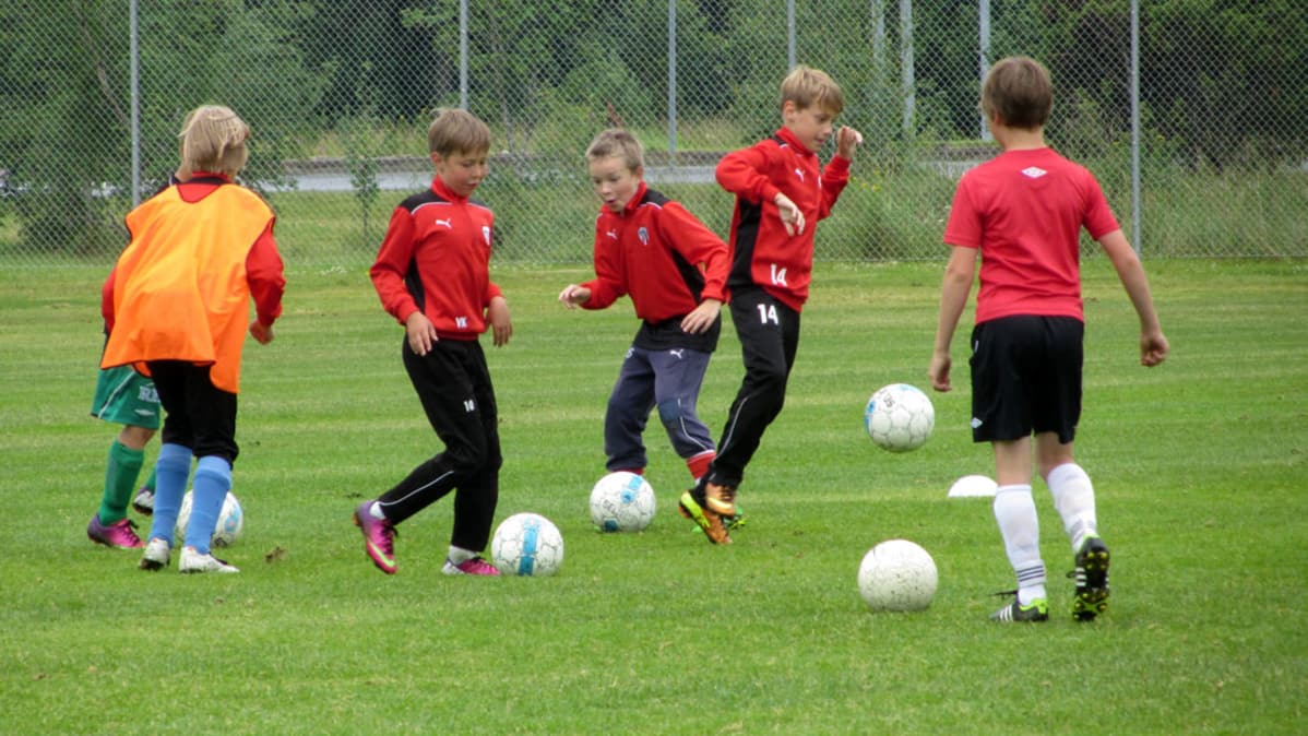 Kuvassa lapsia jalkapallokoulussa.