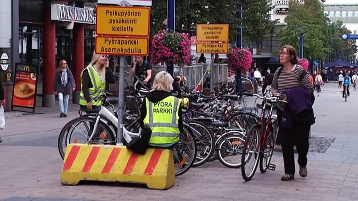 Pyöriä pysäköitynä alueelle, jossa pysäköintikielto.