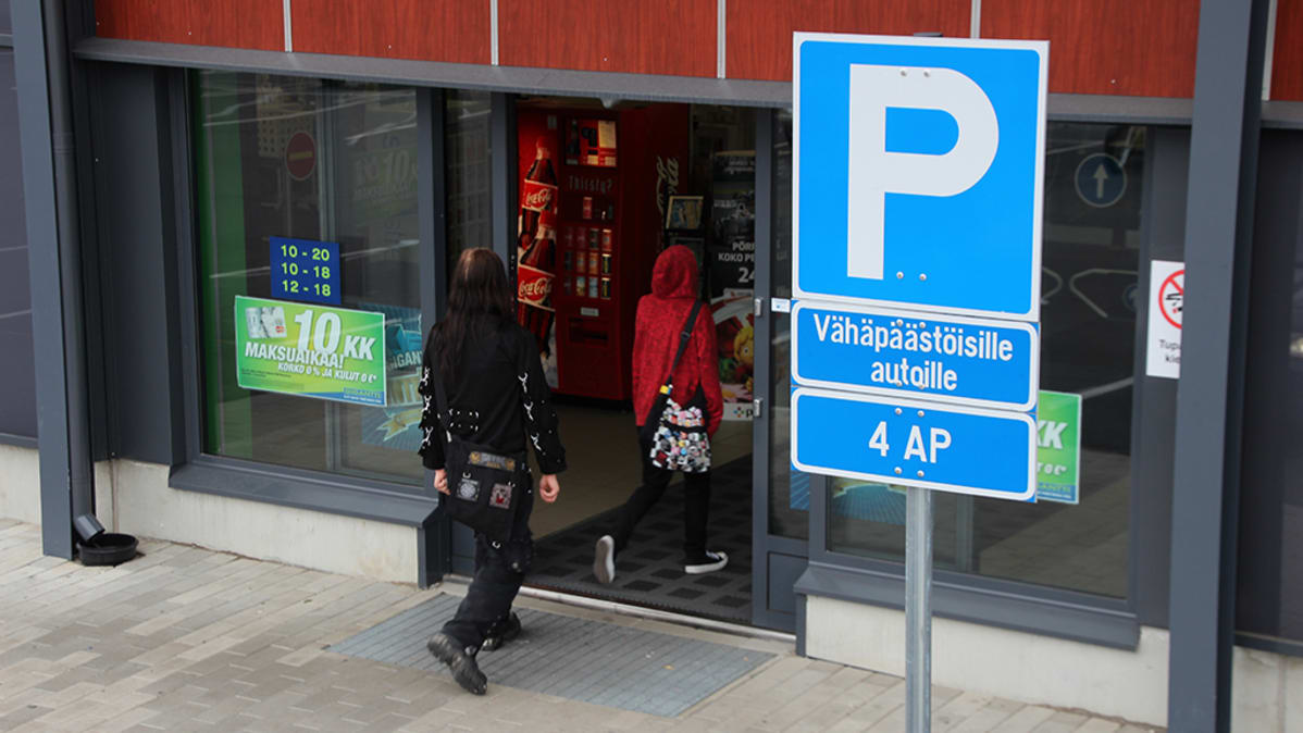 Pysäköintipaikan merkki, jossa lisäkilpi "Vähäpäästöisille autoille".