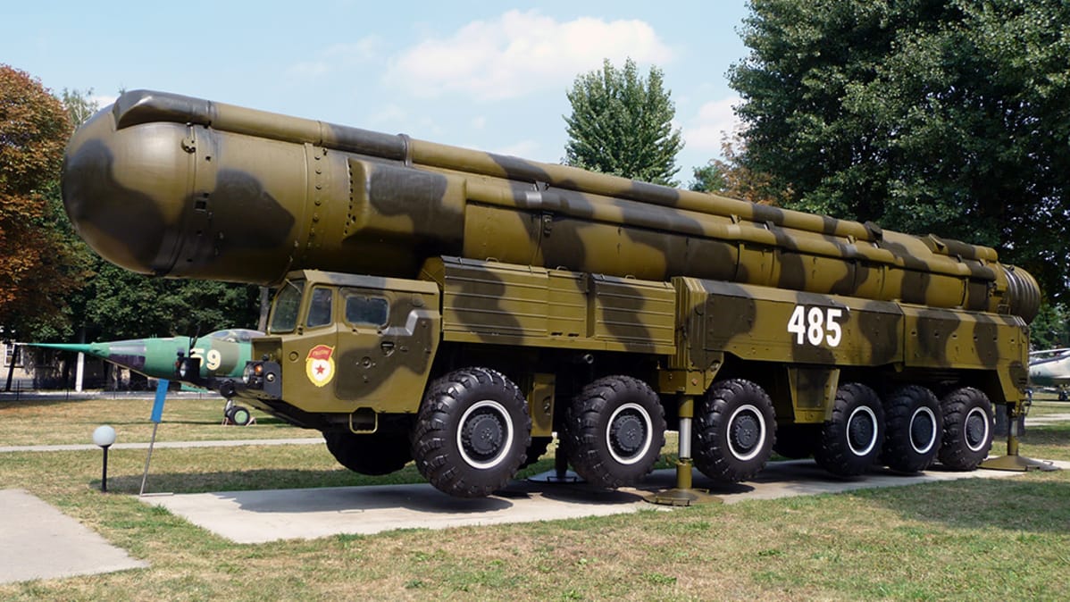 Neuvostoliiton käyttämä ja käytöstä sittemmin poistettu ydinaseella varustettu RSD-10 Pioneer tai SS-20 Saber - keskipitkän matkan ohjus (IRBM).