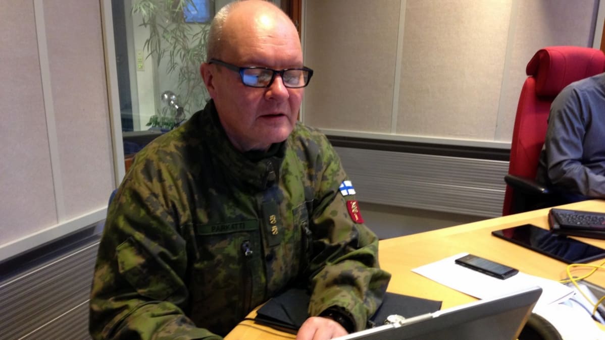 Itä-Suomen sotilasläänin komentaja, kenraalimajuri Veli-Pekka Parkatti vastasi nettikeskustelijoiden kysymyksiin Yle Etelä-Savon studiossa.