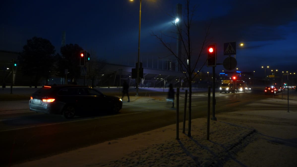 Auto pysähtyneenä liikennevaloihin