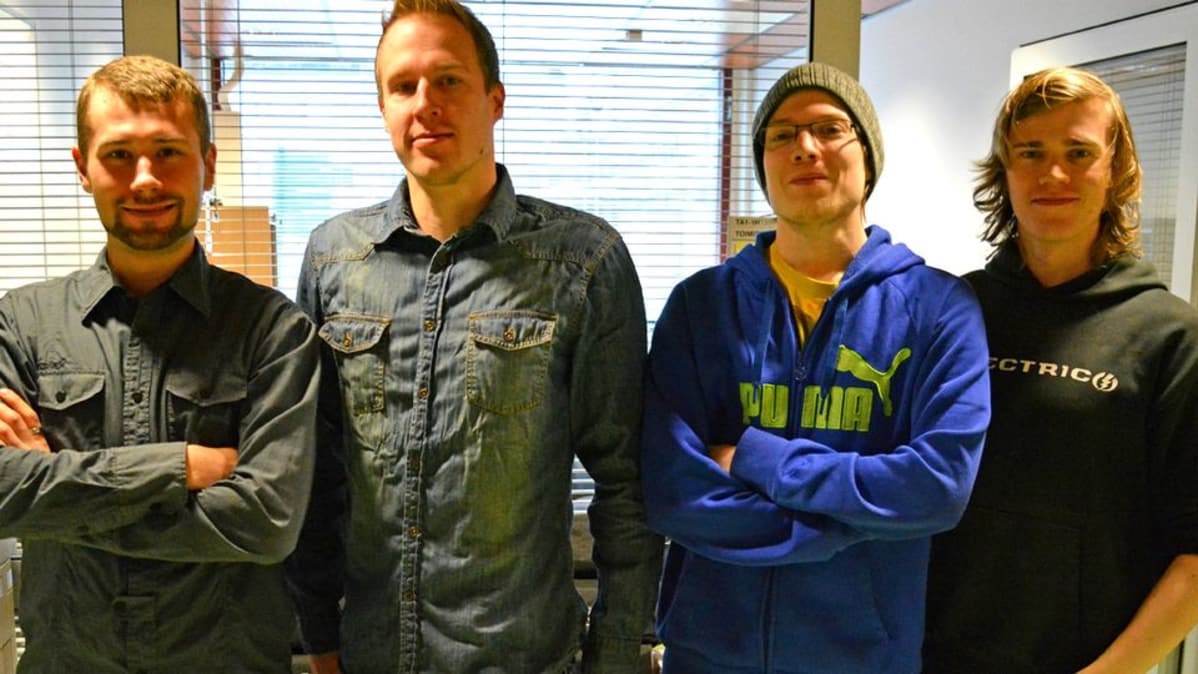 Aapo Lehikoinen, Olli Lahtinen, Joonas Alhonen ja Veli Riikonen, jotka tekivät Hopping Penguin -pelin.