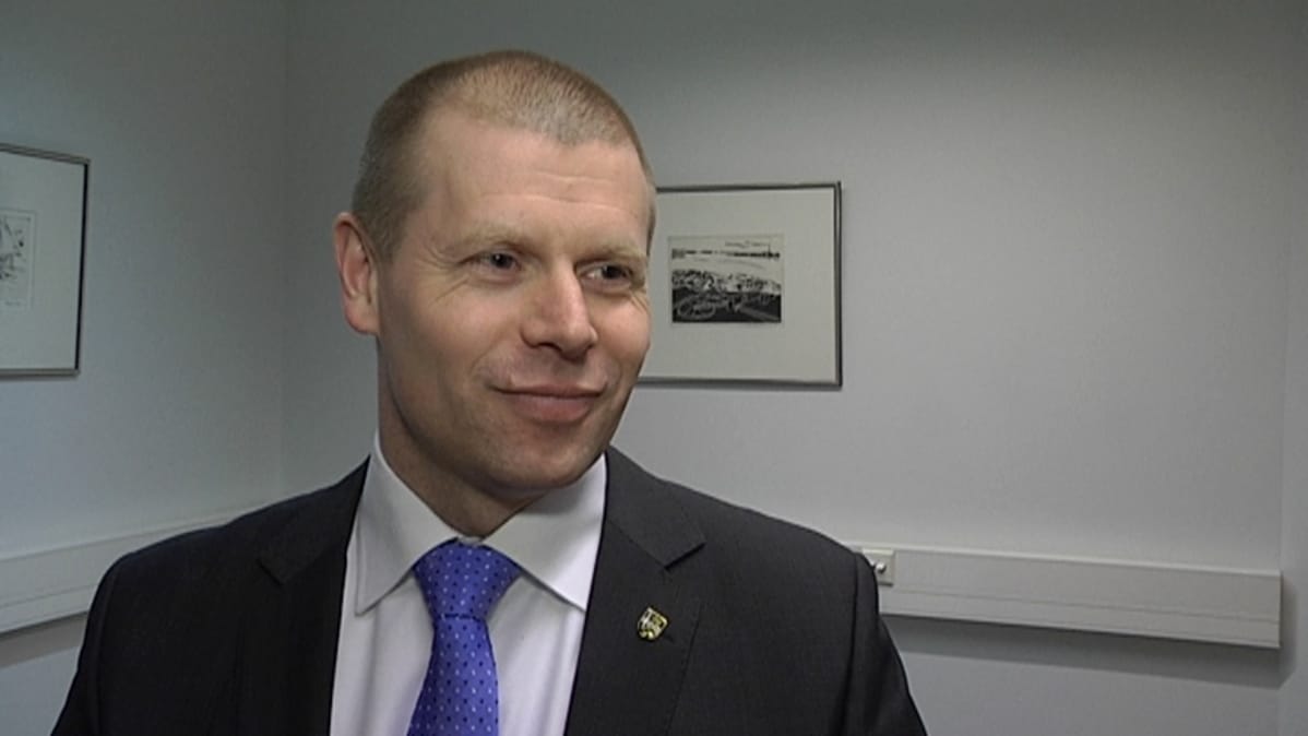 Iitin kunnanjohtajana aloittaa varatuomari Riku Rönnholm.