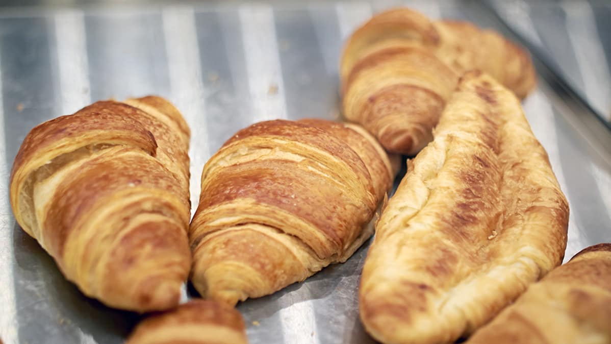 Croissantteja kaupan irtomyyntipisteessä.