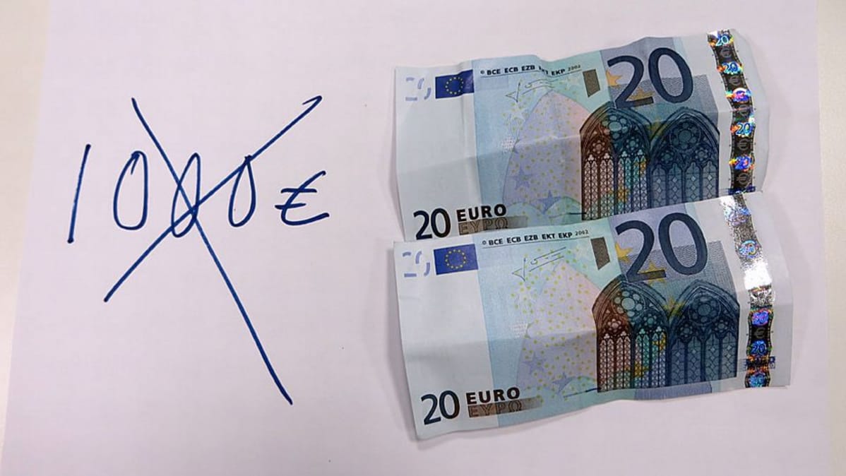 Kaksi 20 euron seteliä, joiden vieressä tussilla kirjoitettu 1000 euroa ruksattu yli.