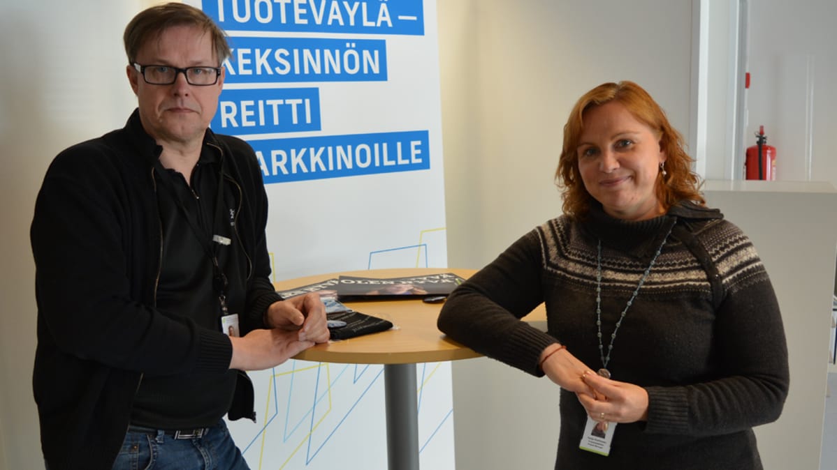 Mies ja nainen pöydän ääressä