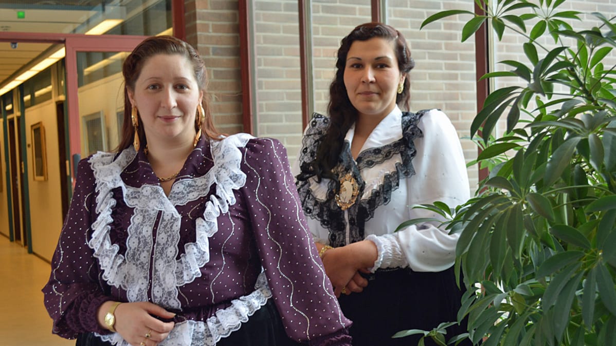 Kajaanilaiset Ramona Grönstrand ja Anita Schwartz toivoisivat romanikielen säilyvän tulevillekin romanisukupolville.