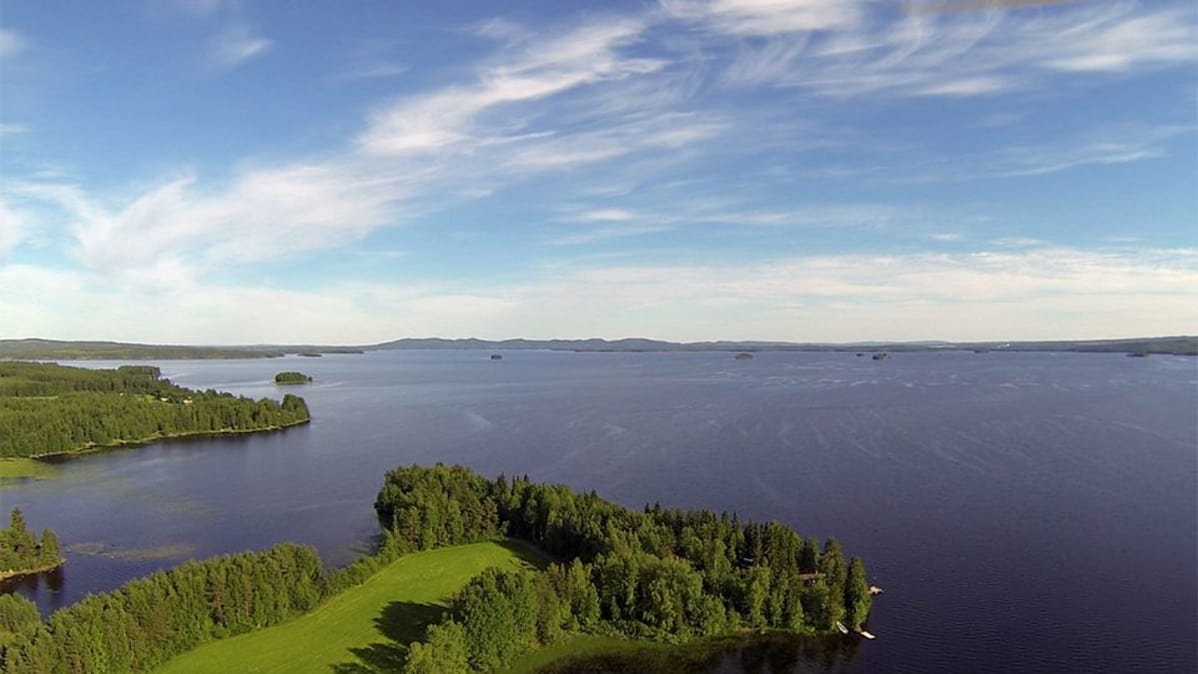 Nuasjärvi saarineen ilmakuvassa, taustalla Vuokatin vaarajono.