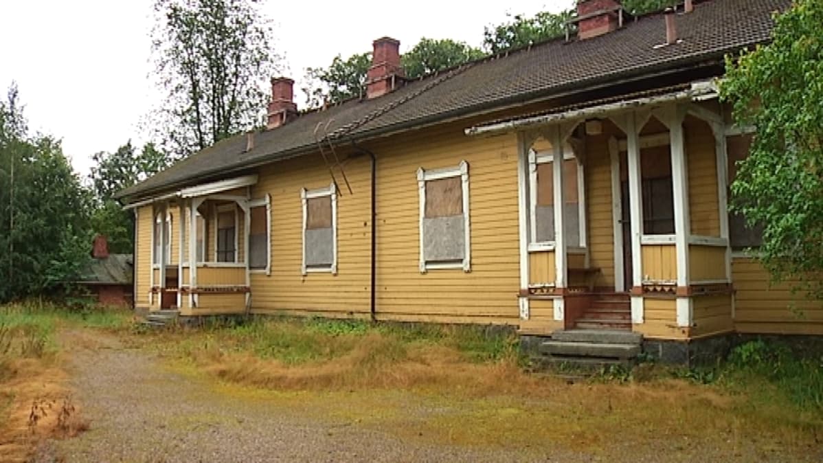 Entisessä rautatieläisten asuintalossa on ikkunat peitetty levyillä.