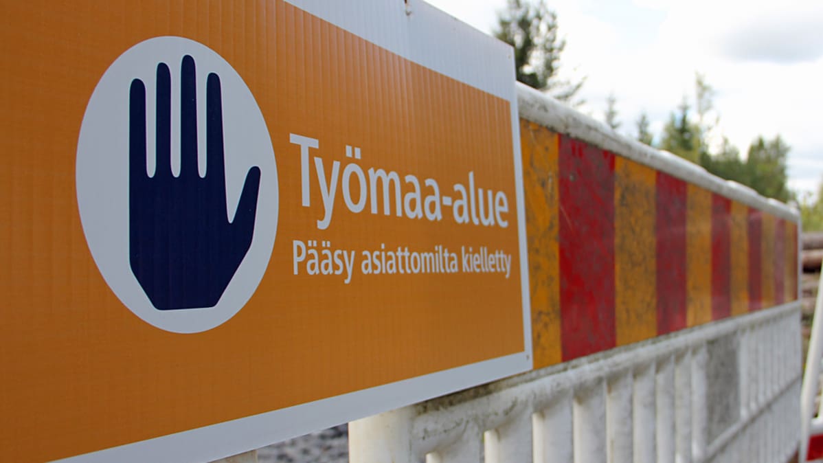 Kuvassa työmaa-alueen kyltti.
