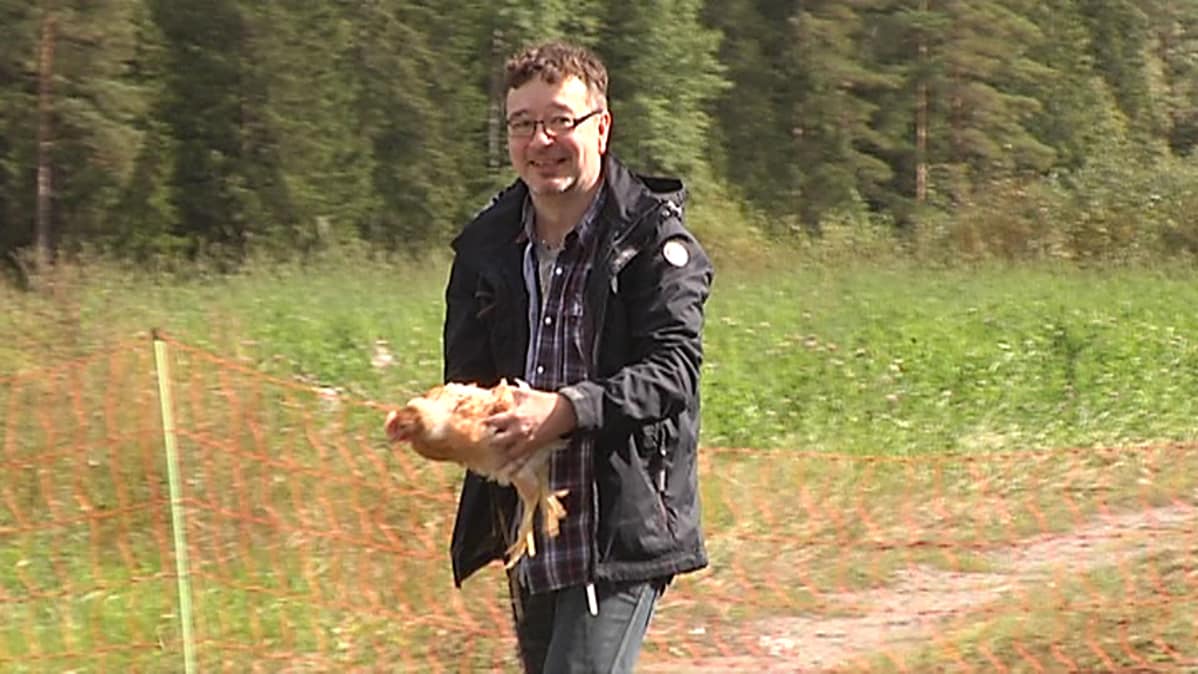 Luomubroileritilan isäntä Petri Tiukka