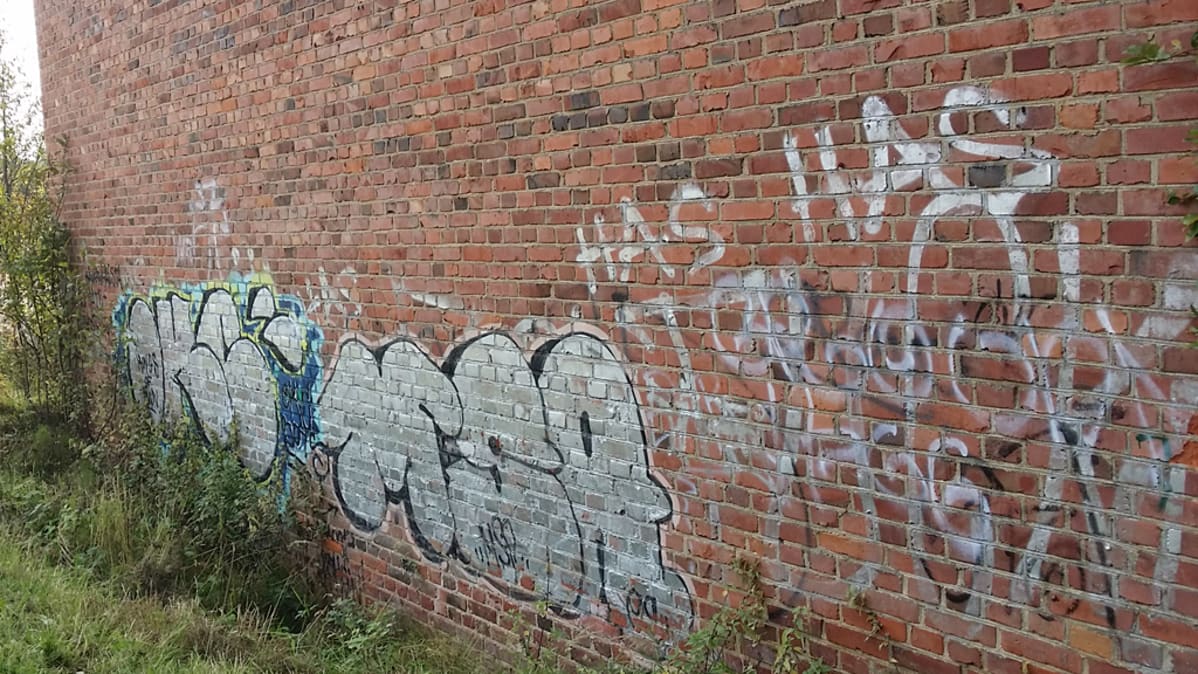 Graffiteja Ensilän Myllyn tiiliseinässä.