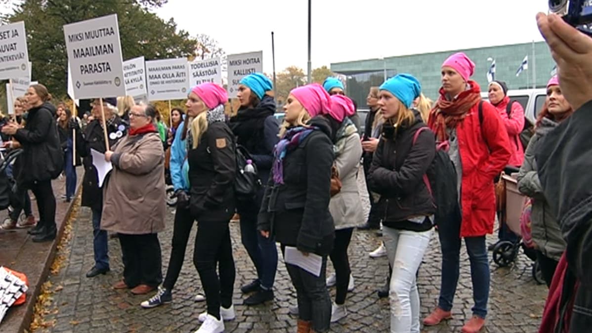 Kätilö mielenosoitus pop up synnytys.