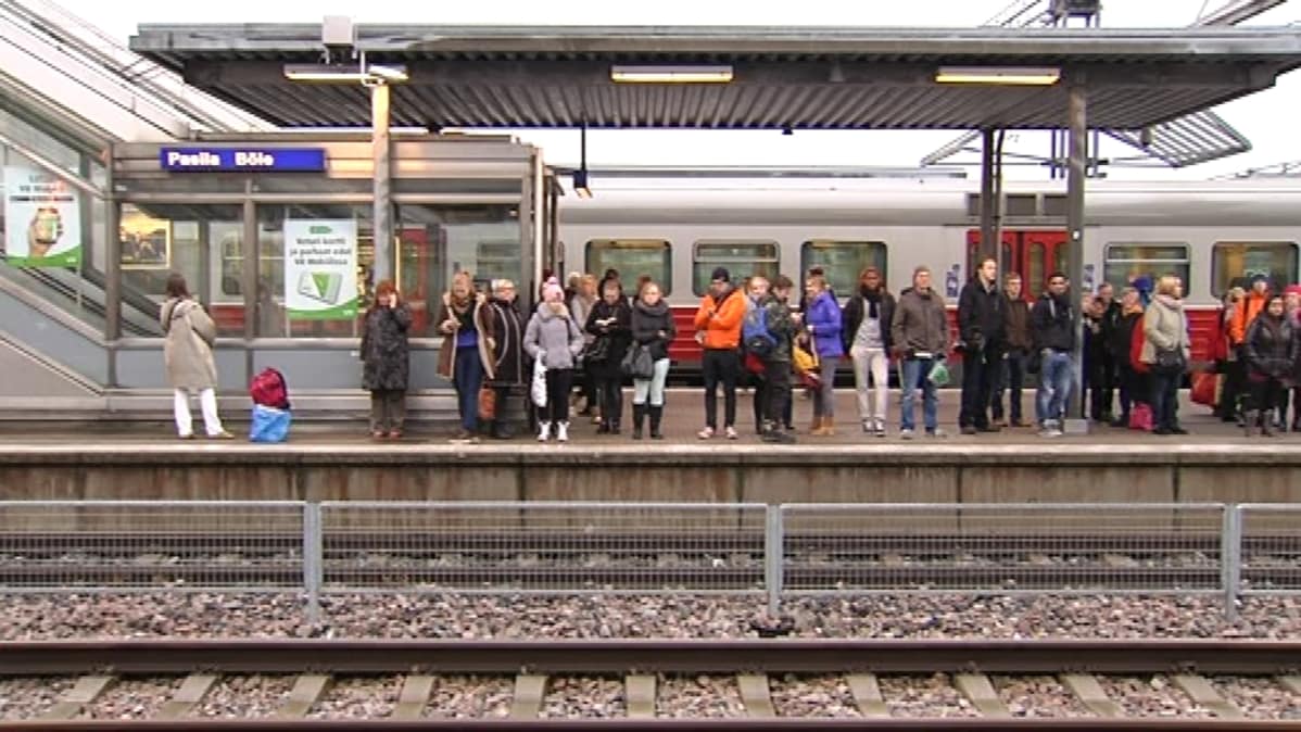 Junaan menijöitä Pasilan asemalla