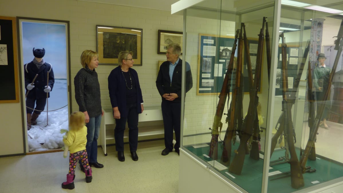 Suomen Jääkärimuseon Ystävät ry:n jäsenet Jääkärimuseossa Kortesjärvellä.