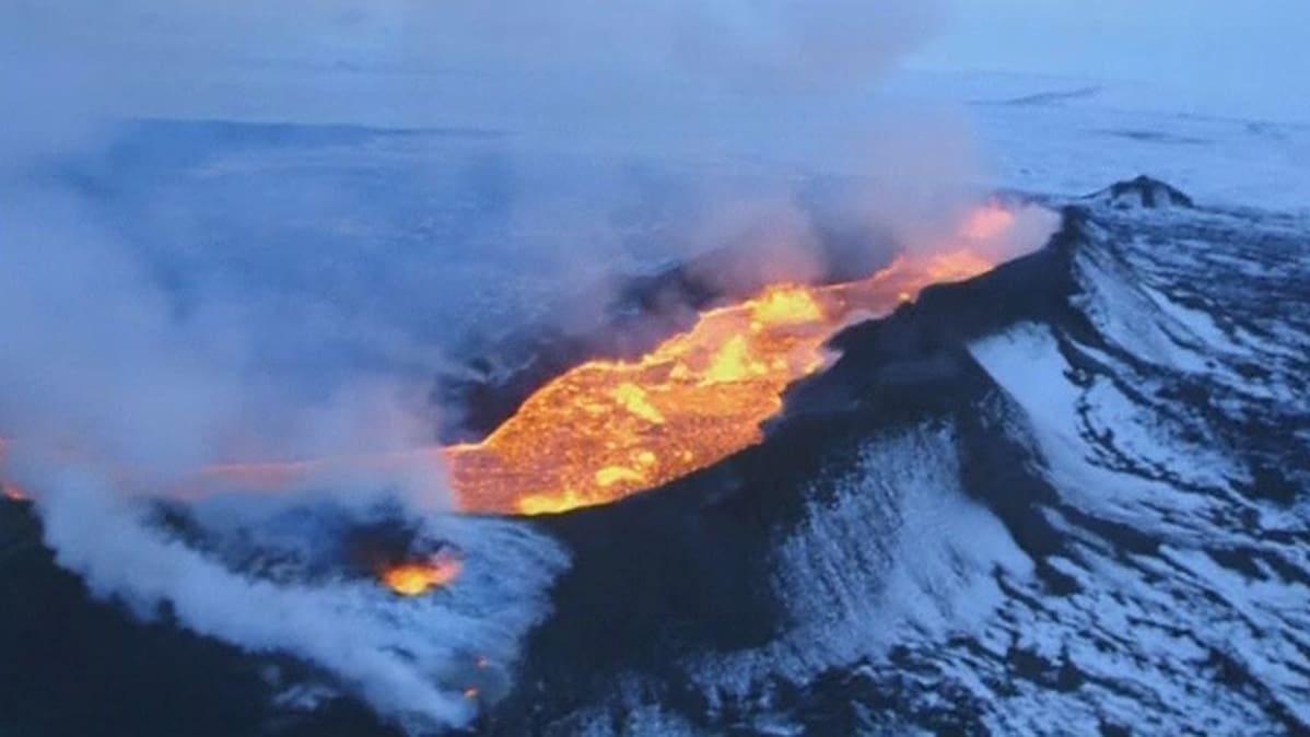 Bardarbunga-tulivuoren kraatteri Holuhraunin laavakentällä.
