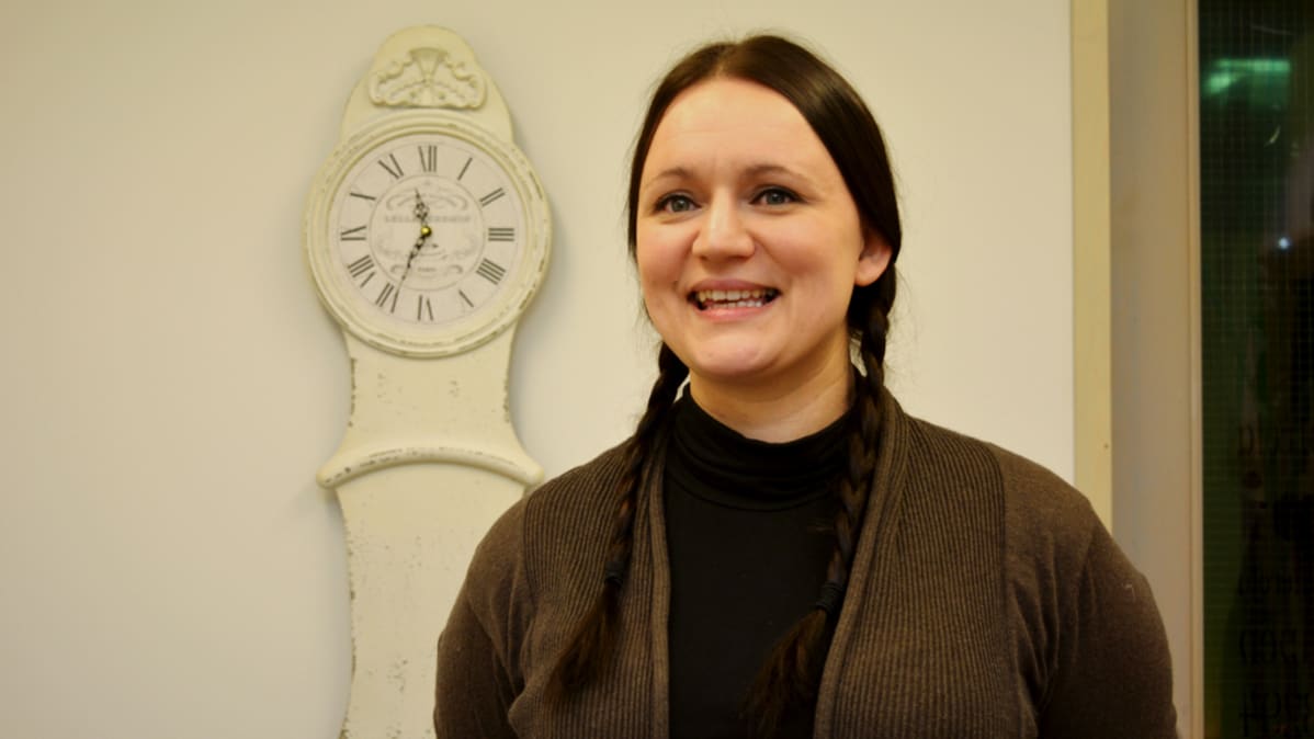 Henna Lundqvist seisoo.