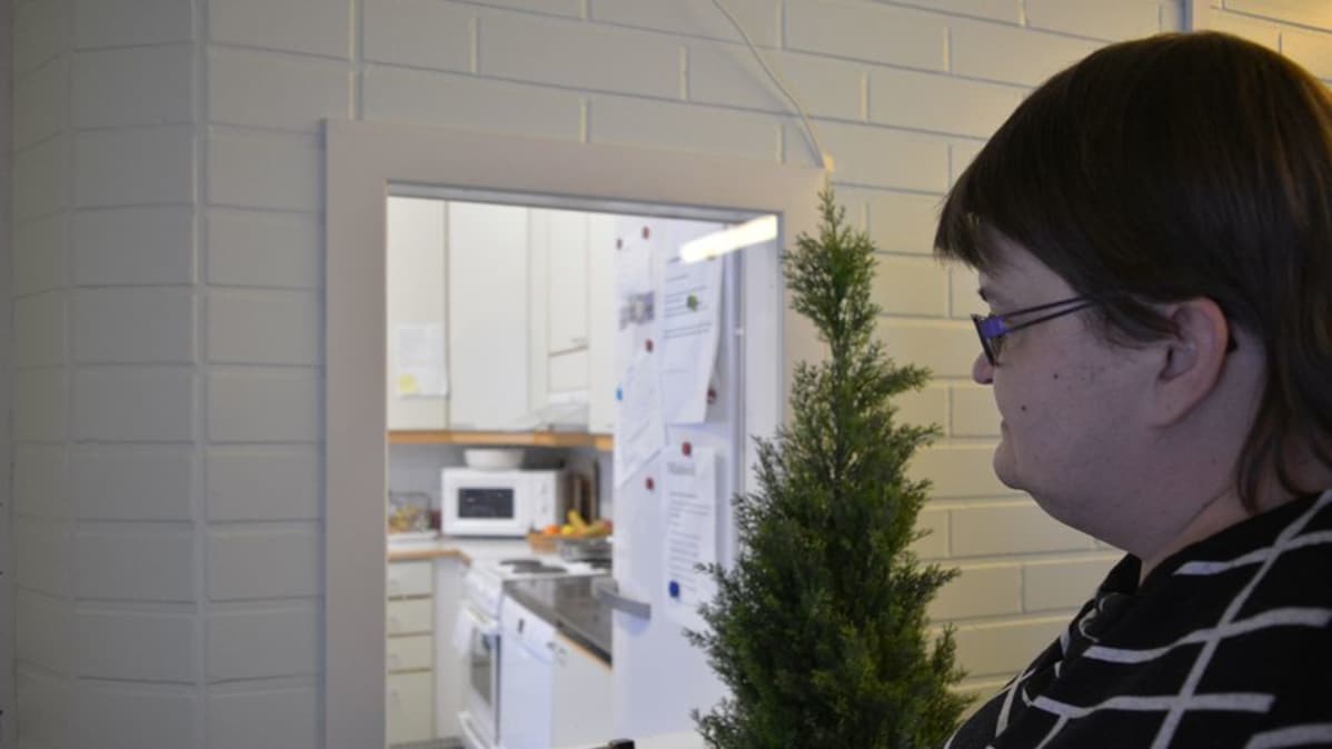 Mia Korhonen kurkistaa palvelukeskuksensa lukittuun keittokomeroon.