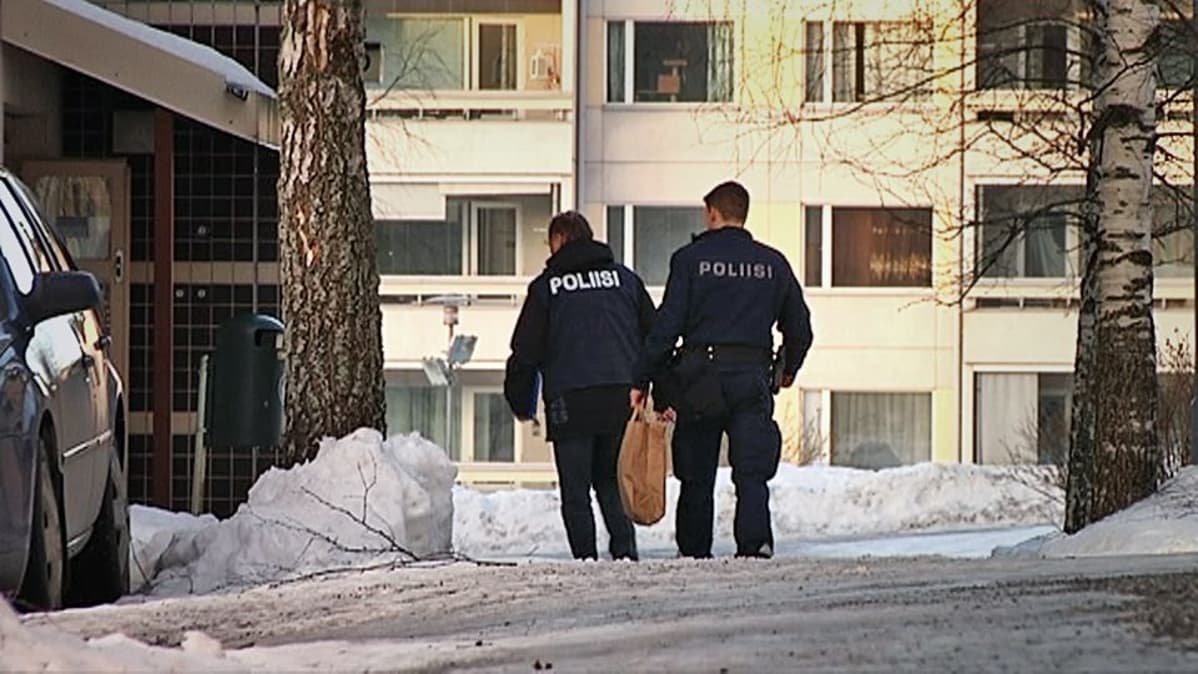 Poliiseja keräämässä DNA-näytteitä Tesomalla