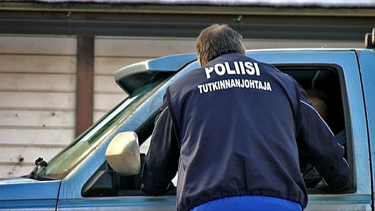 Poliisi puhuttaa ohikulkijaa Tesomalla