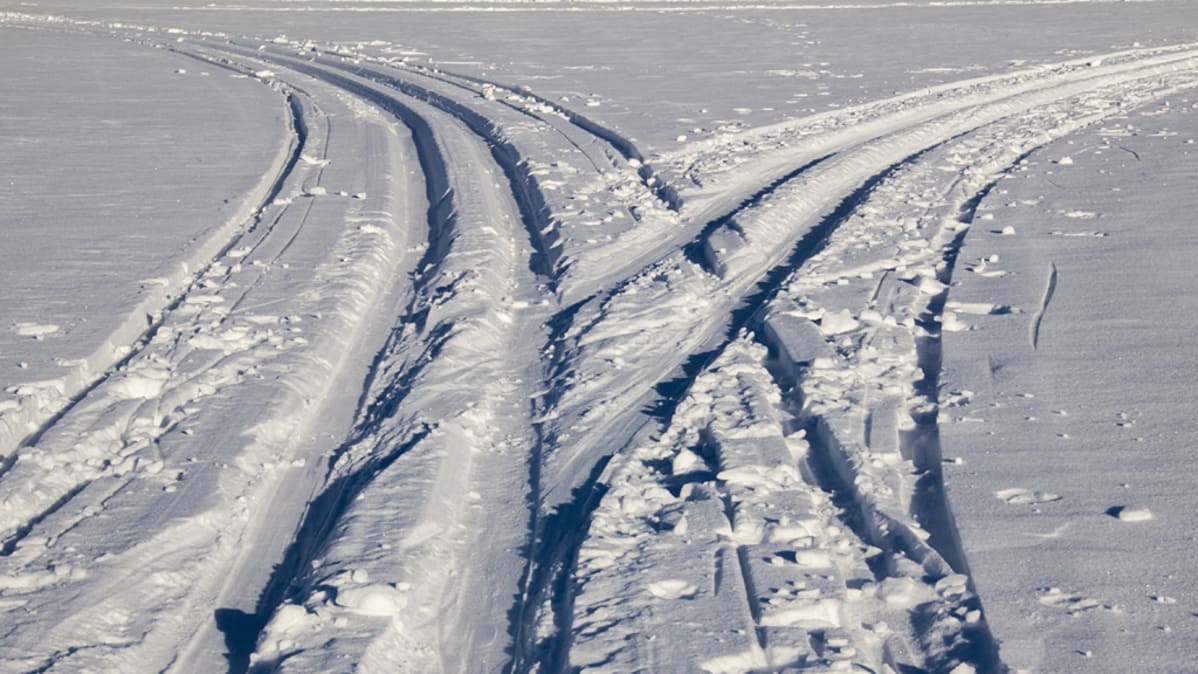 Kuvassa latu, joka haarautuu kahteen suuntaan.