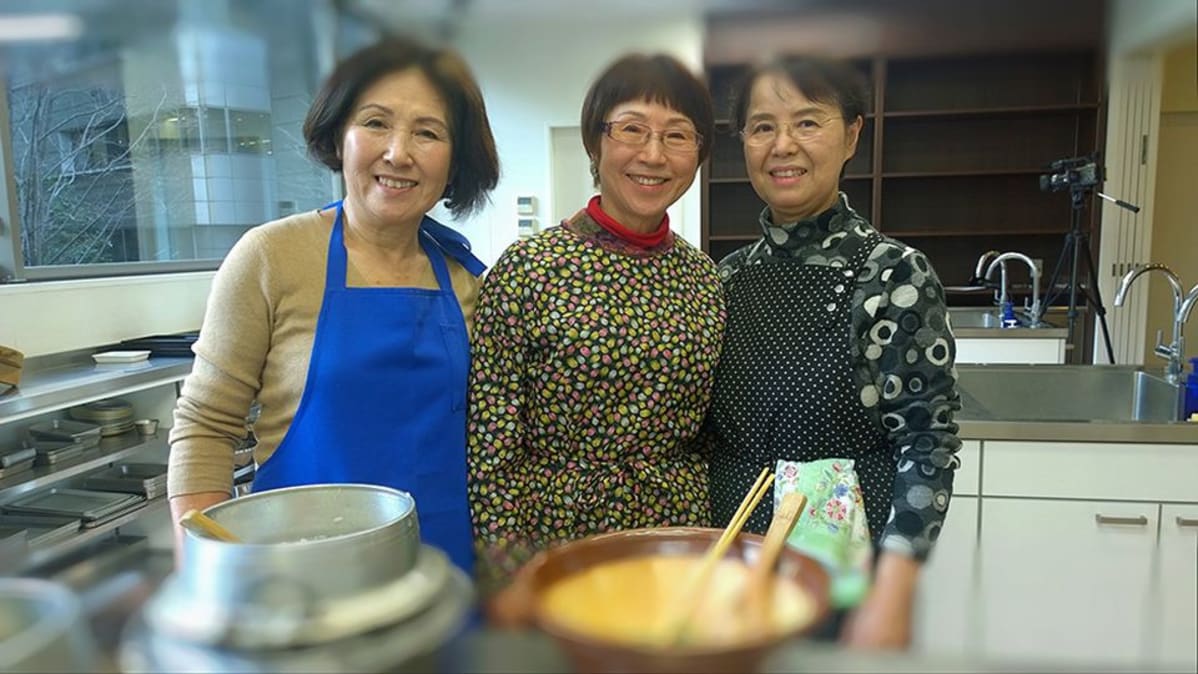 Japanilaisia naisia valmistamassa perinneruokia.