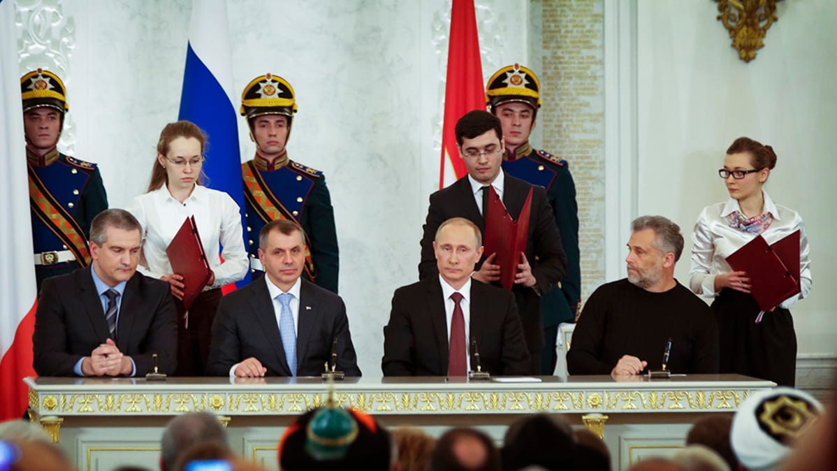 Putin ja Krimin johtajia pöydän takana.
