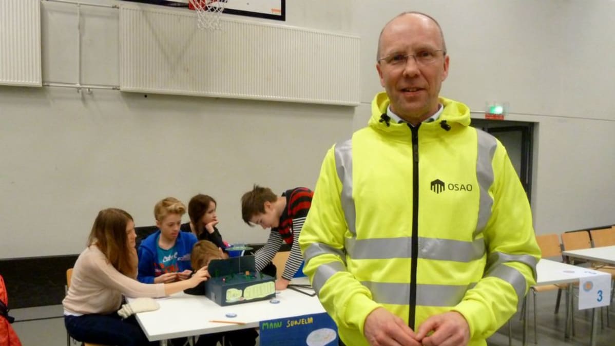 Yksikönjohtaja Vesa Pirilä seisoo Kaukovainion tekniikan yksikön liikuntasalissa.