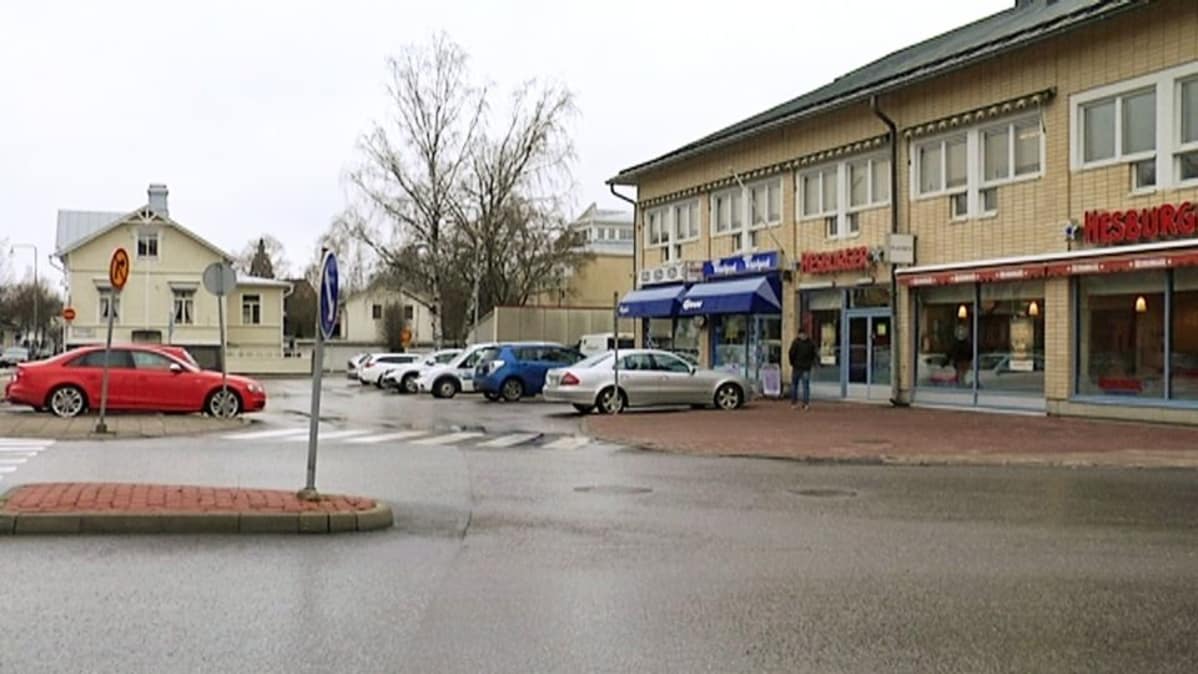 Naantalin Hesburgerin parkkipaikka