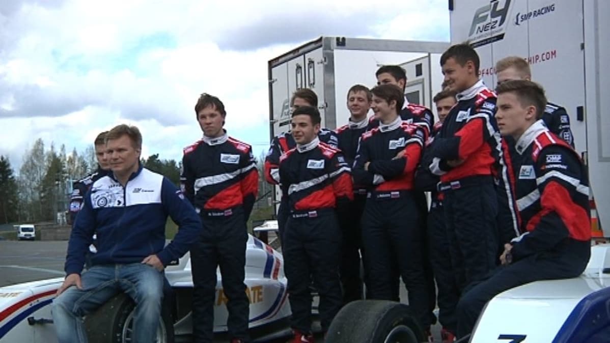 Mika Salo ja nuoria kilpa-autoilijoita