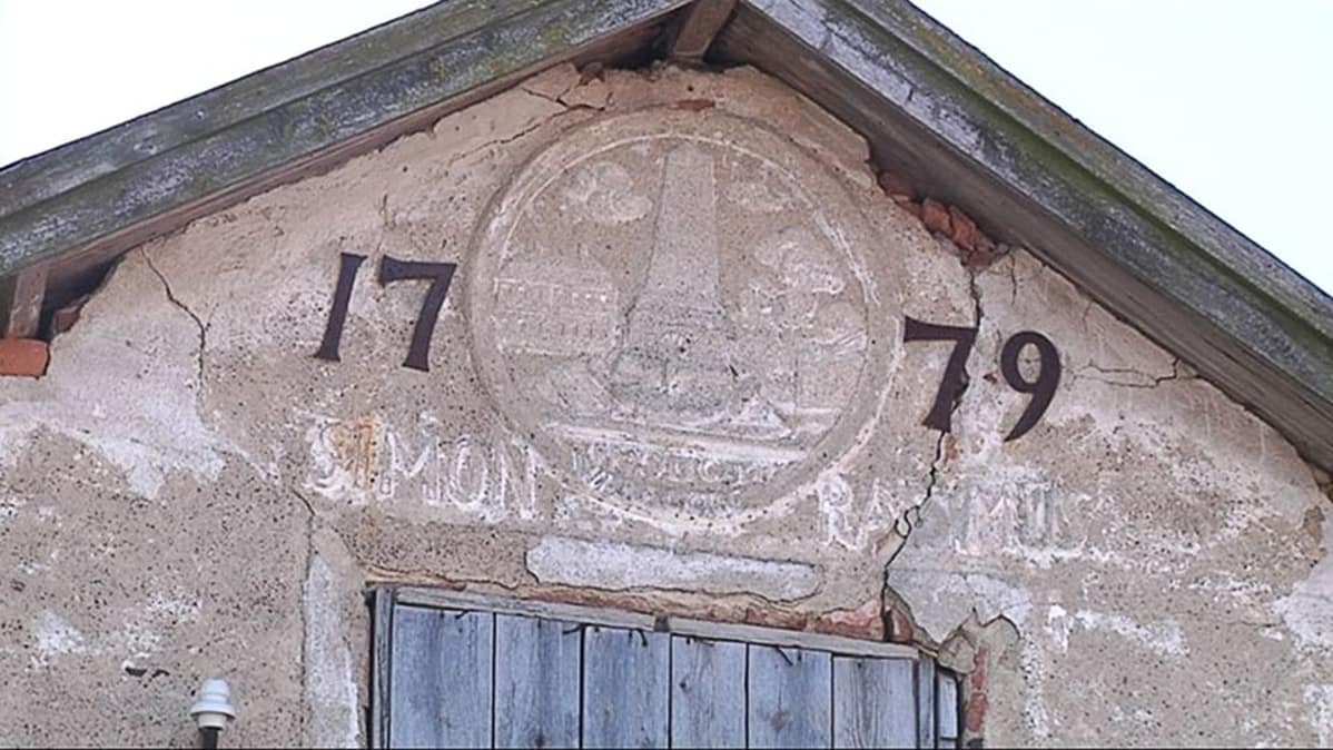 Kuvassa Rasmuksen tiilitalon päätykolmio, siinä vuosiluku 1779