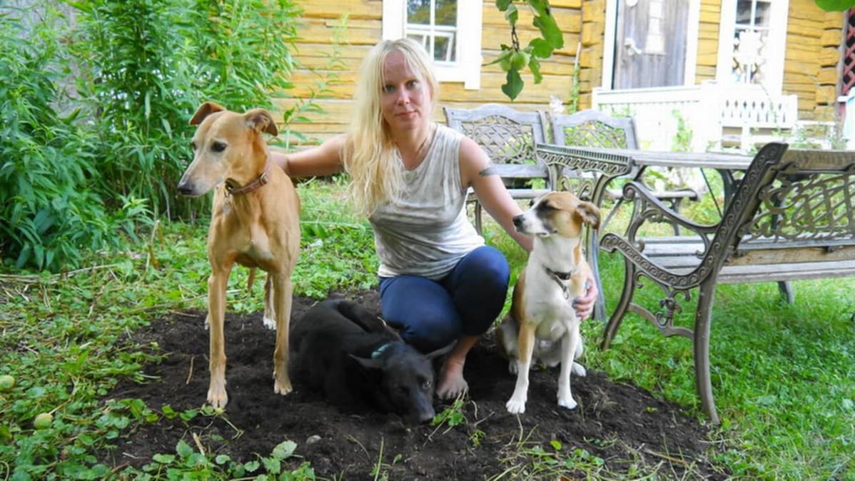 Eläinfilosofi Elisa Aaltola koiriensa kanssa
