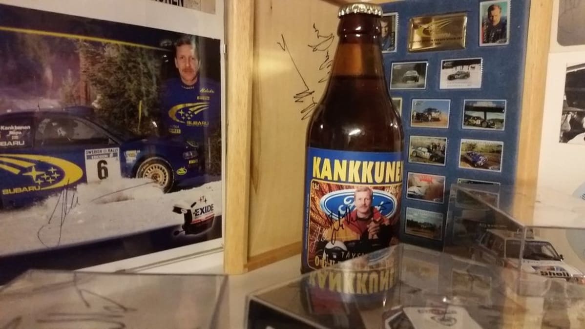 Kuvassa Juha Kankkusen mainosolutpullo Korpilahden Rallimuseossa. Kuva otettu 20.5.2015