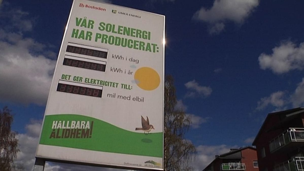 Sähköinen taulu osoittaa, kuinka paljon kerrostalojen aurinkopaneelit tuottavat sähköä.