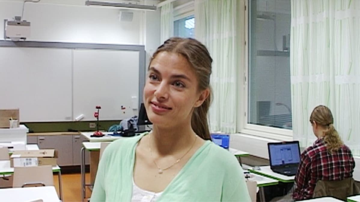 Nuori nainen haastattelussa