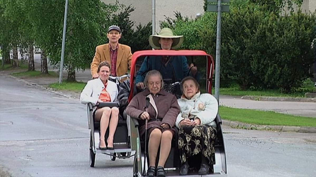 Vanhuksia riksan kyydissä