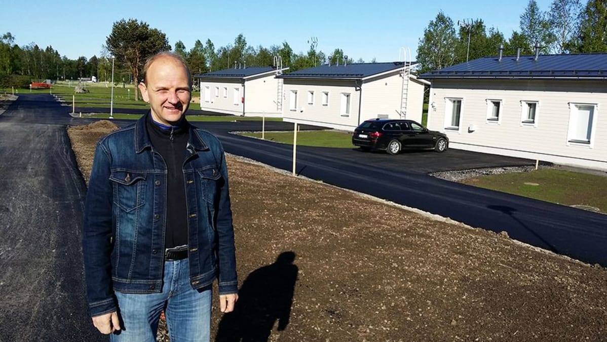 Kuvassa Erkki Ahtiainen ja vaaleita lomakökkejä. Kaduissa tuore päällyste.