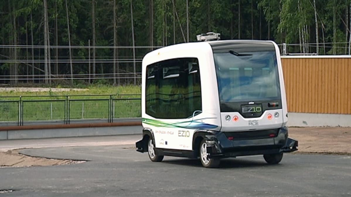 Robottibussi ilman kuljettajaa koeajolla Vantaalla.