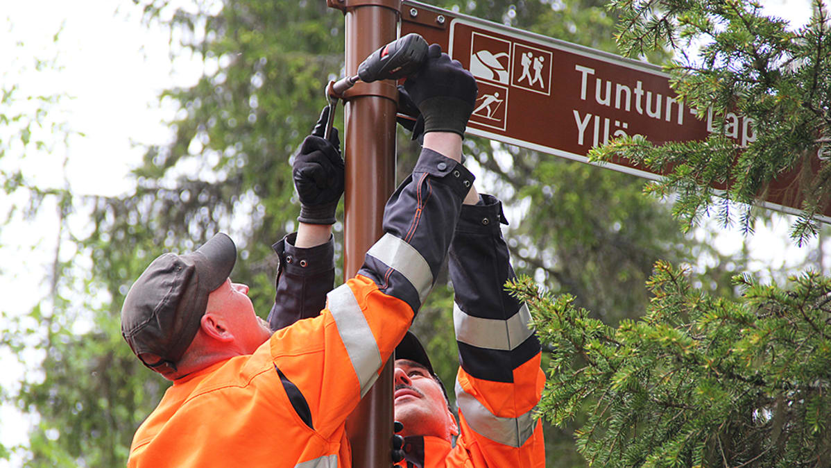 Viittojen vaihto Pallas-Ylläs kansallispuistossa