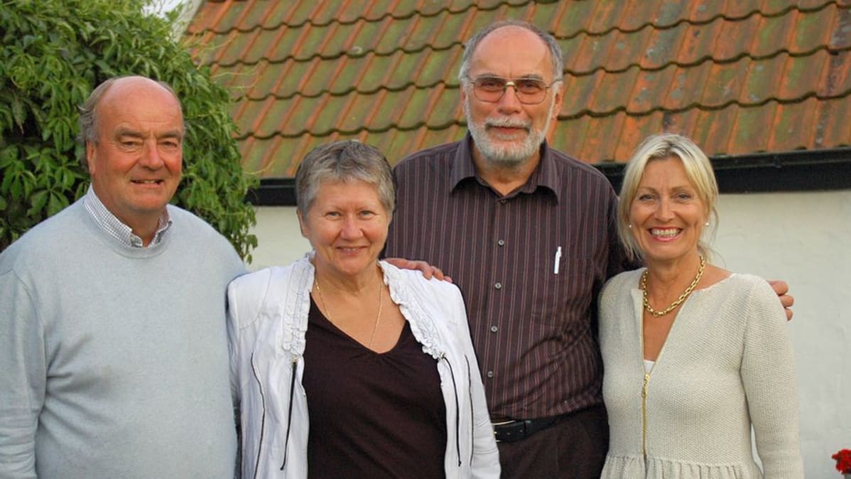 Eric Bawden vaimonsa ja sukulaistensa kanssa.