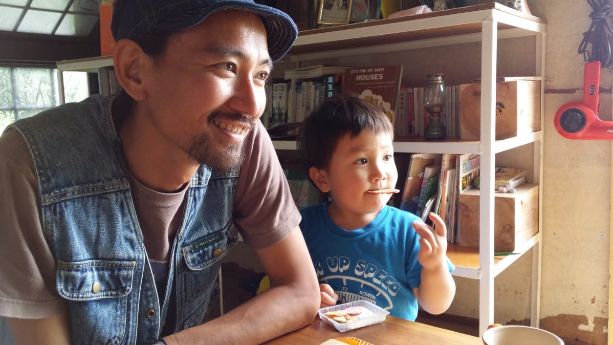 Osamu Yamashita kolmivuotiaan poikansa kanssa.