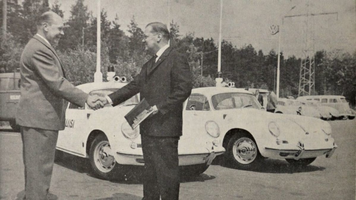 Porsche-autojen luovutus Herttoniemen korjaamolla.