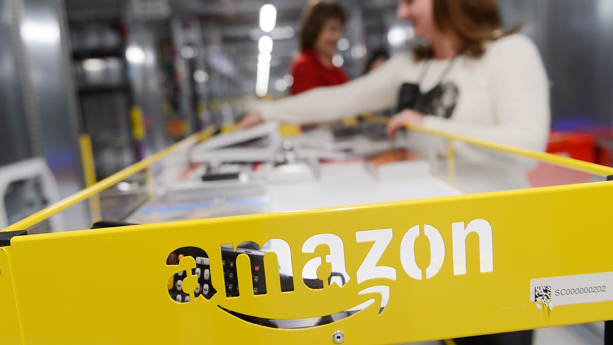 Työntekijä Amazonin logistiikkakeskuksessa.