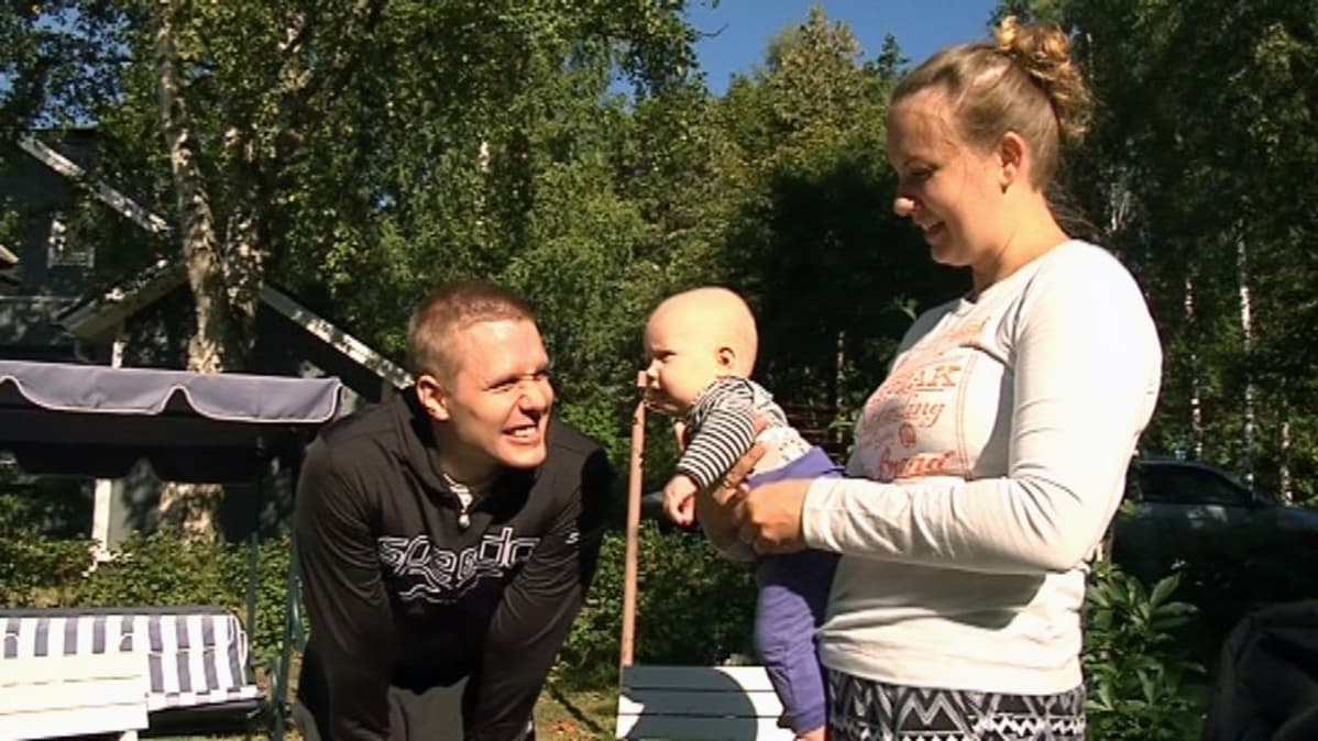 Arto ja Outi Terhon tytär Aava osallistuu lukihäiriöitätutkimukseen.