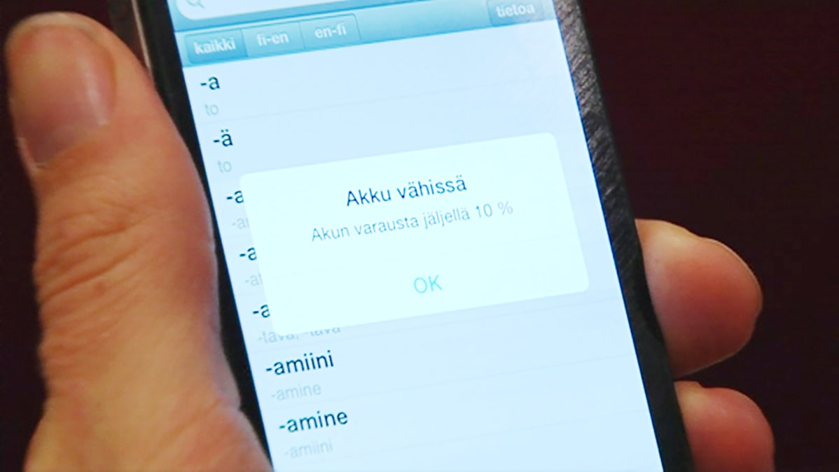 "Akku vähissä" -ilmoitus Iphonen ruudulla.