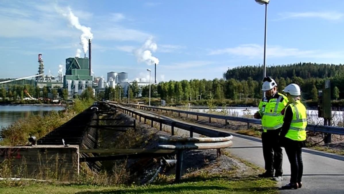 Tehtaanjohtaja Timo Merikallio ja toimittaja vedenpuhdistamolla Metsä Fibren tehtaan läheisyydessä.
