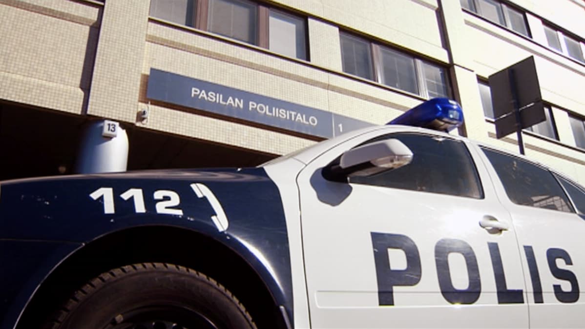 Poliisiauto Pasilan poliisitalon edustalla.