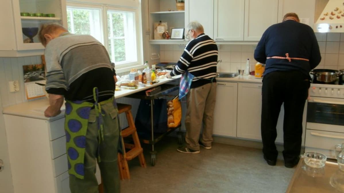 Kolme miestä keittiössä ruoanlaitossa